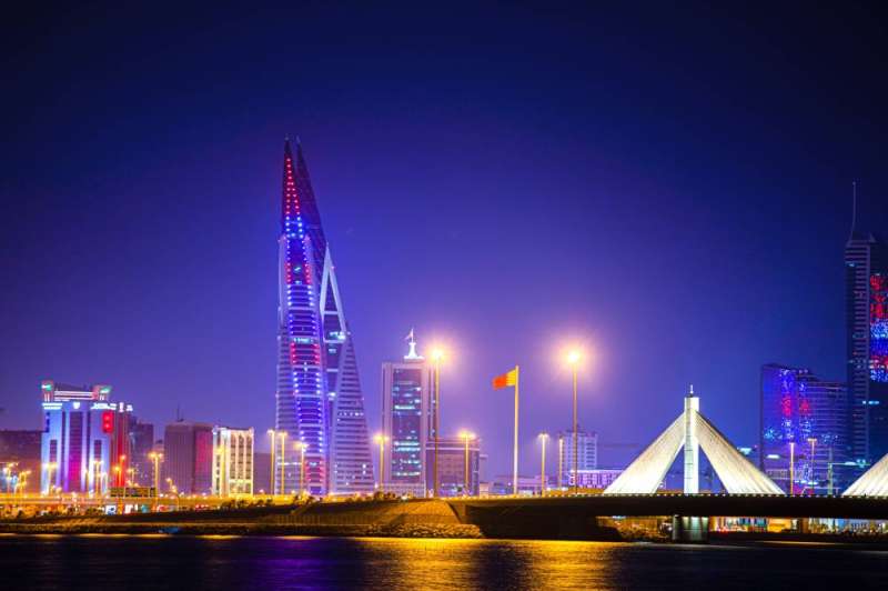 مباني البحرين تتوشح بالأحمر والأزرق احتفاءً بمراسم تتويج الملك تشارلز