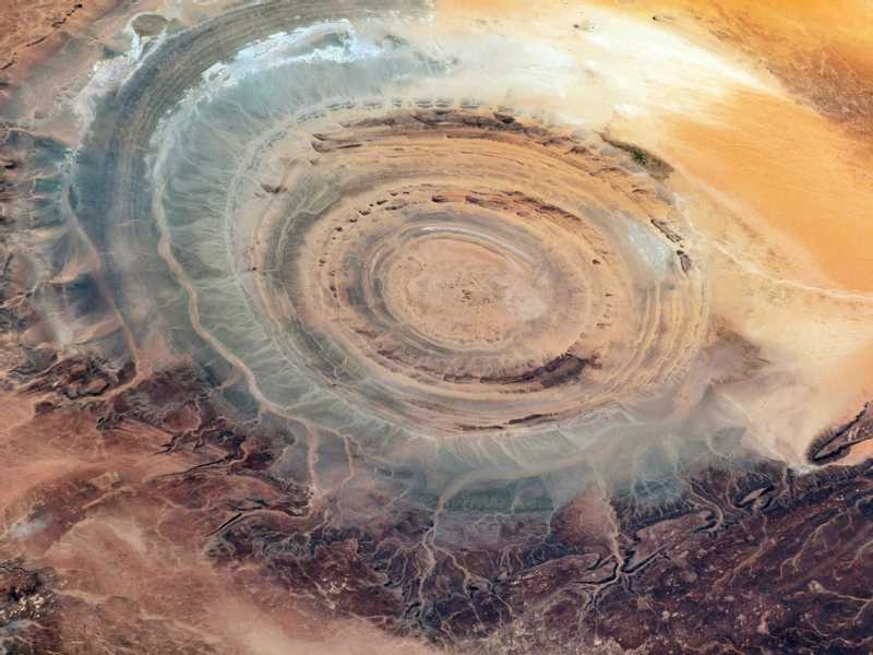 «عين الصحراء».. تعكس جمال الطبيعة العربية