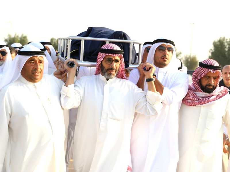 الكويت تشيع وزير الإعلام الأسبق محمد السنعوسي إلى مثواه الأخير