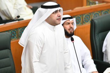 عبدالكريم الكندري لرفع مخصصات الدارسين بالخارج