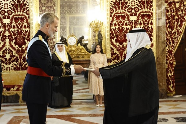 سفيرنا لدى إسبانيا يقدم أوراق اعتماده إلى ملك إسبانيا