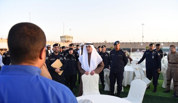 النائب الأول ووزير الداخلية يزور نزلاء المؤسسات الإصلاحية ويشاركهم الإفطار في شهر رمضان