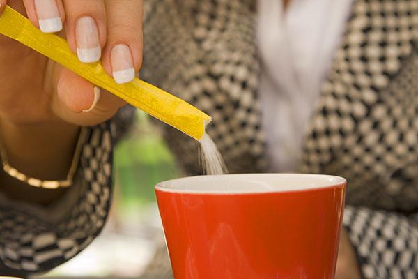 هل تساعدُ «المحليات الصناعية» على التخلص من السمنة؟