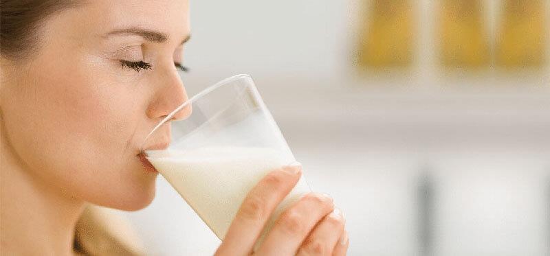 المغص بعد شرب «الحليب».. علام يدل؟