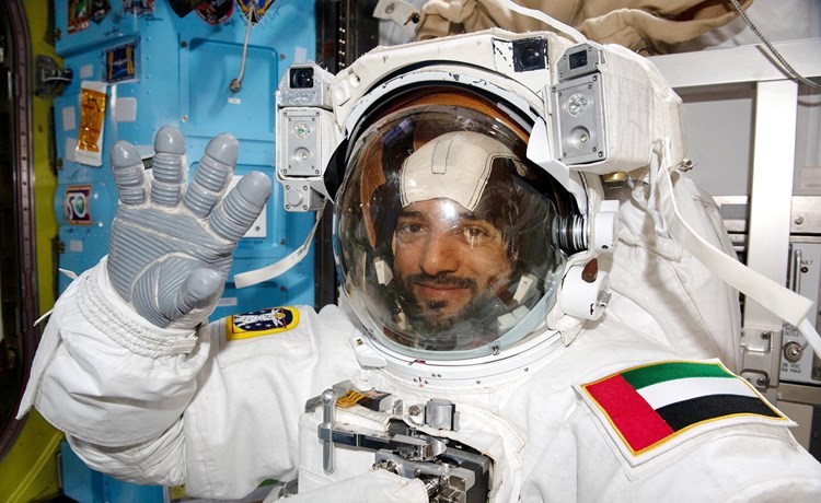 الإمارات تحقق إنجازاً تاريخياً بأول عربي يسير في الفضاء الخارجي