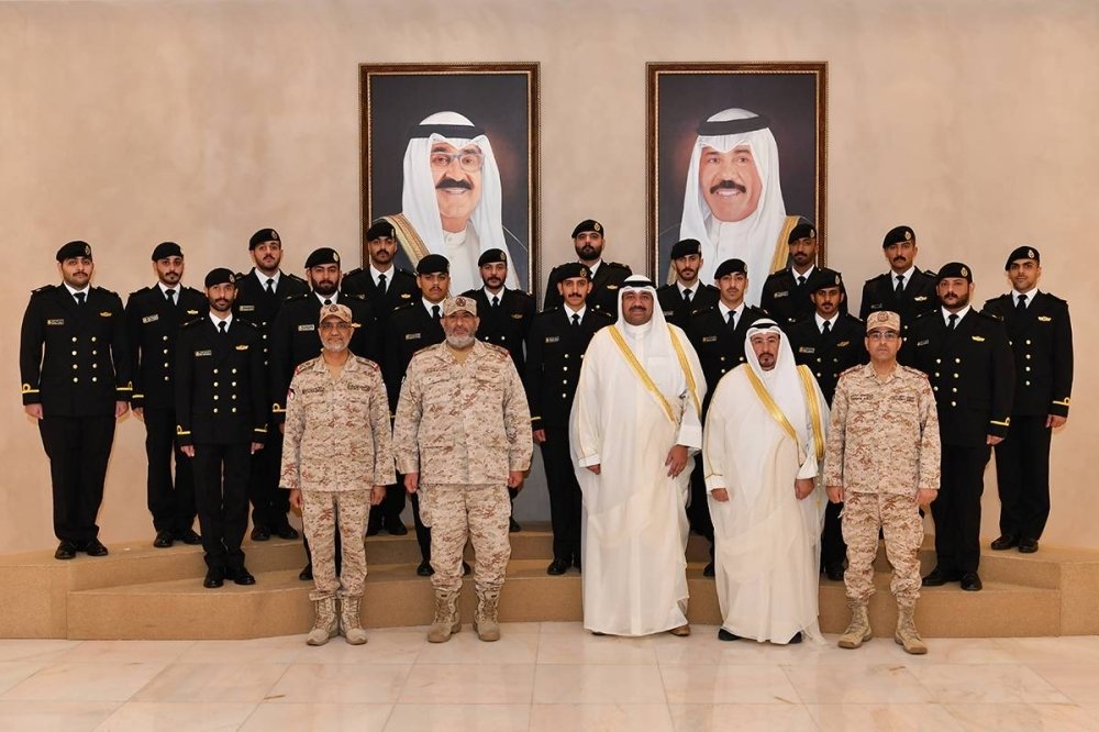 وزير الدفاع الشيخ عبدالله علي العبدالله الصباح يقلد كوكبة جديدة من الضباط رتبهم