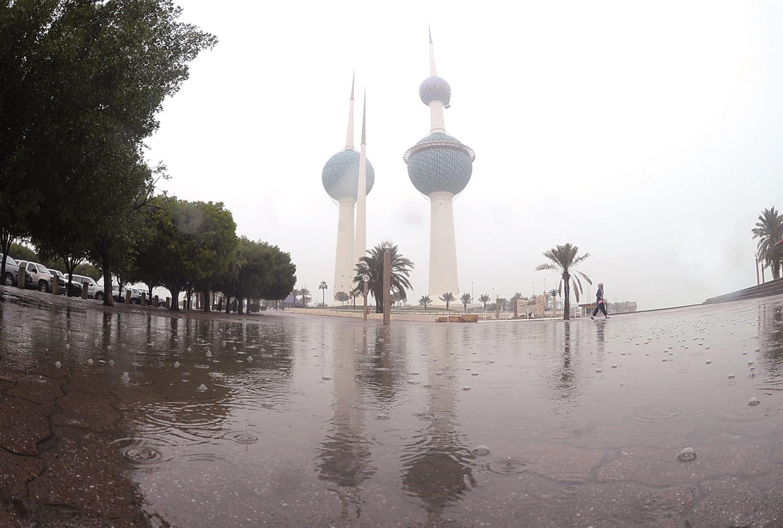 «الأرصاد» تنوه: أمطار رعدية ورياح نشطة تؤدي الى انخفاض الرؤية الأفقية على بعض المناطق