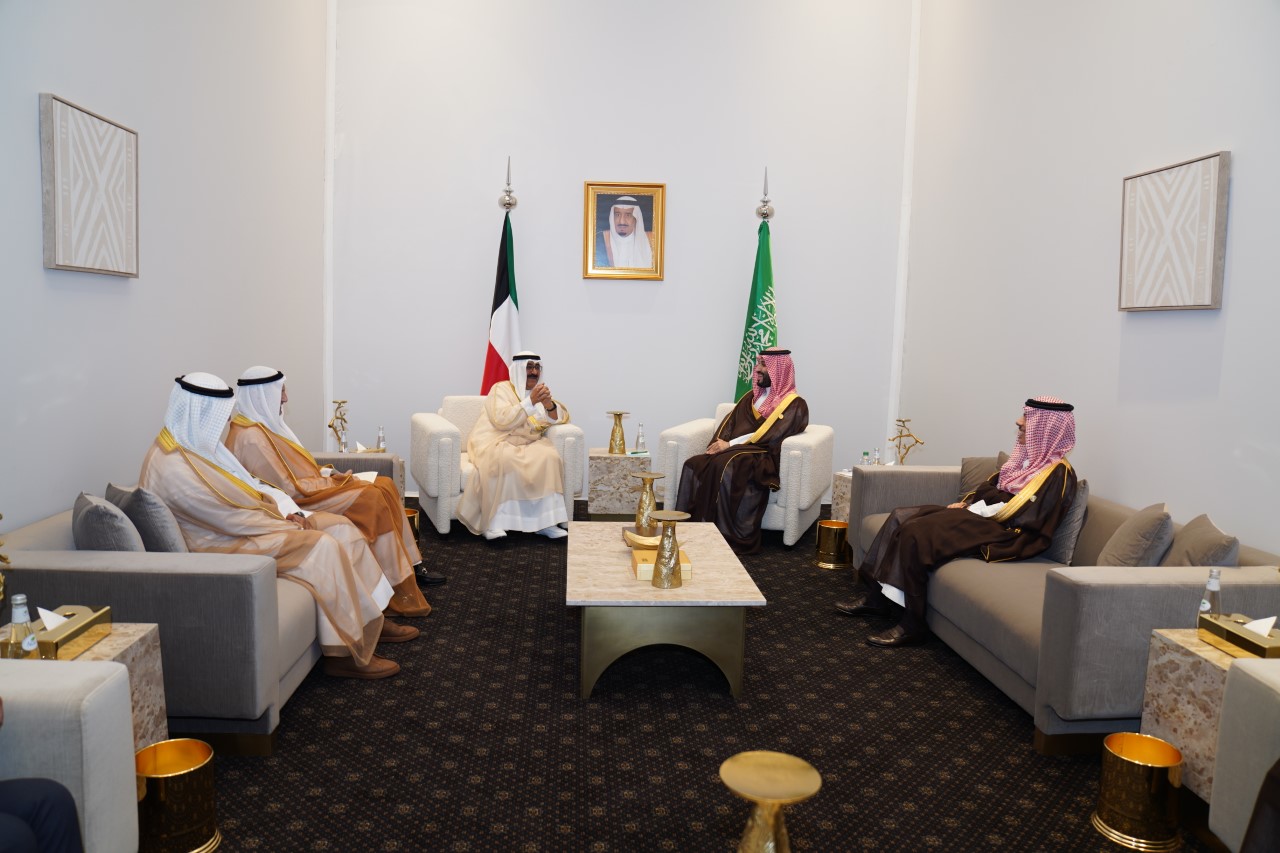 سمو ولي العهد يلتقي ولي العهد السعودي على هامش مؤتمر قمة (شرم الشيخ)