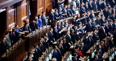 لأول مرة منذ 3 سنوات.. نواب البرلمان اليابانى يتحدثون “بدون كمامة”