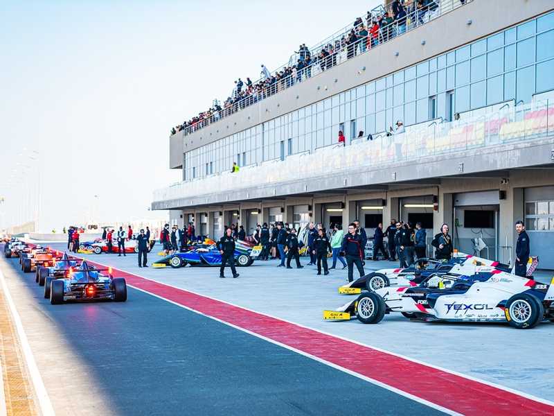 انطلاق الجولة الثانية لبطولة الشرق الأوسط وبطولة الإمارات لسباقات الفورمولا بمدينة الكويت للمحركات