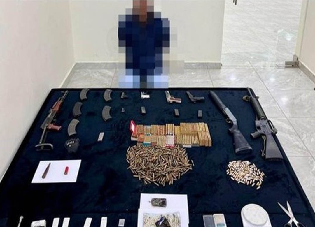 الداخلية:ضبط شخص بحوزته 7 أسلحة نارية و«كوكتيل مخدرات»