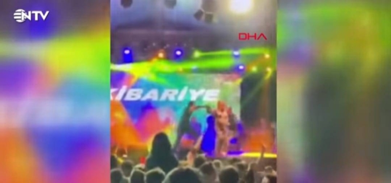 شاهد.. لحظة سقوط فنانة تركية من على المسرح أثناء إحيائها حفلا غنائيا