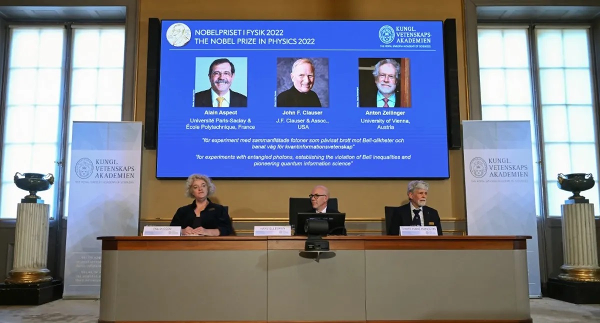 3 علماء يتقاسمون جائزة «نوبل» للفيزياء