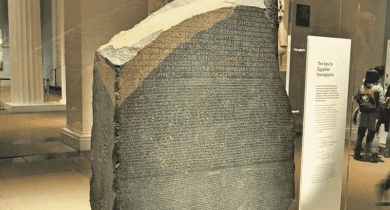 علماء آثار مصريون يطالبون باستعادة «حجر رشيد»