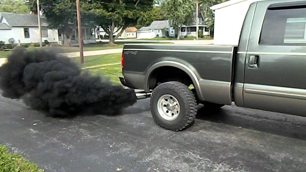دخان الشكمان يحدد عطل سيارتك: أزرق مشكلة بالزيت ورمادي بالمحرك